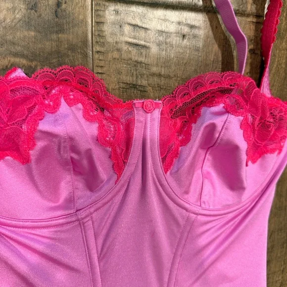 SKIMS Vibrant Pink Lace Bra - Picture 4 of 6